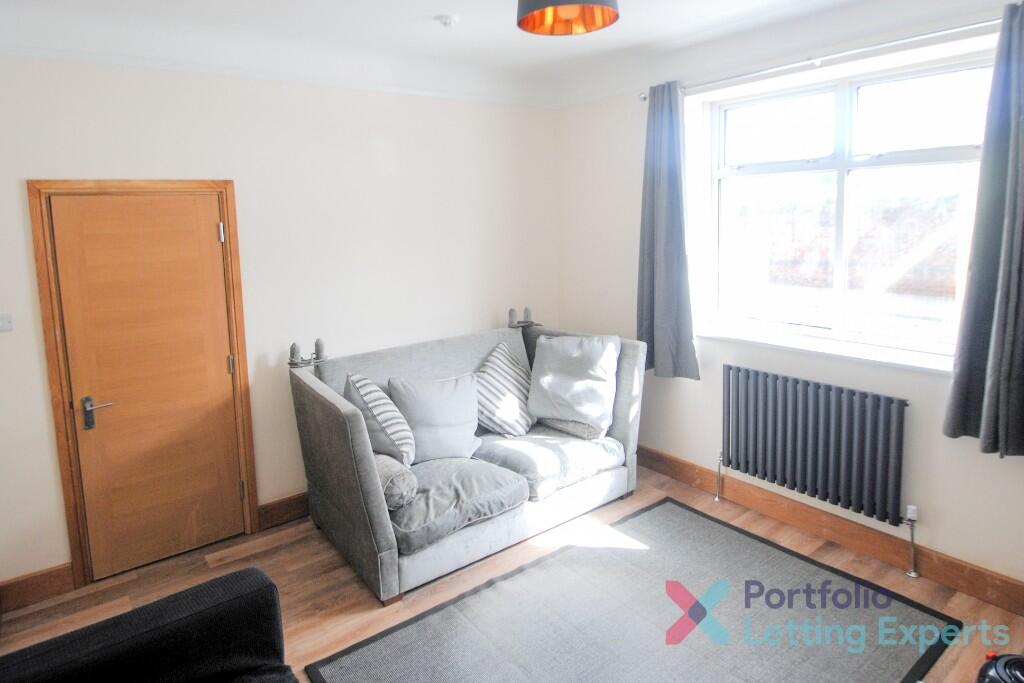 Students, Bills Included! Your Perfect Modern 6 Bedroom Home with Spacious Rooms on Northcote Road! photo 3