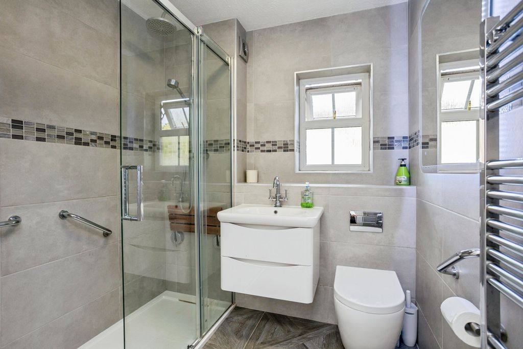 Additional image 9 of 2 bed flat for saleRose Hill, Billingshurst, West Sussex RH14