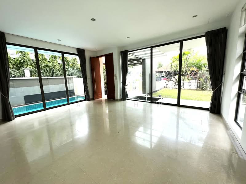 Dunsfold Drive photo 5