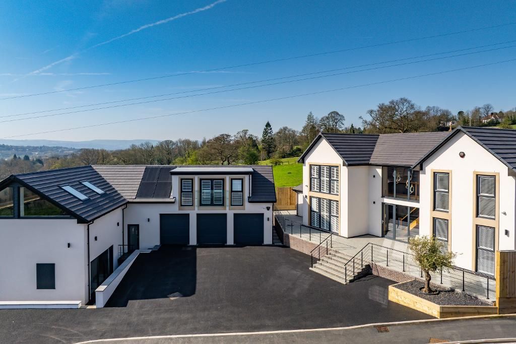 6 bed detached house for saleTrough Laithe Gardens, Barrowford BB9