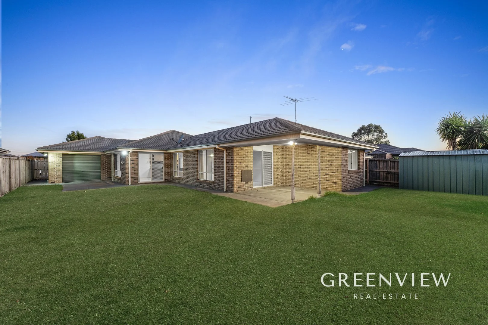 33 Charlbury Crescent, Cranbourne North VIC 3977