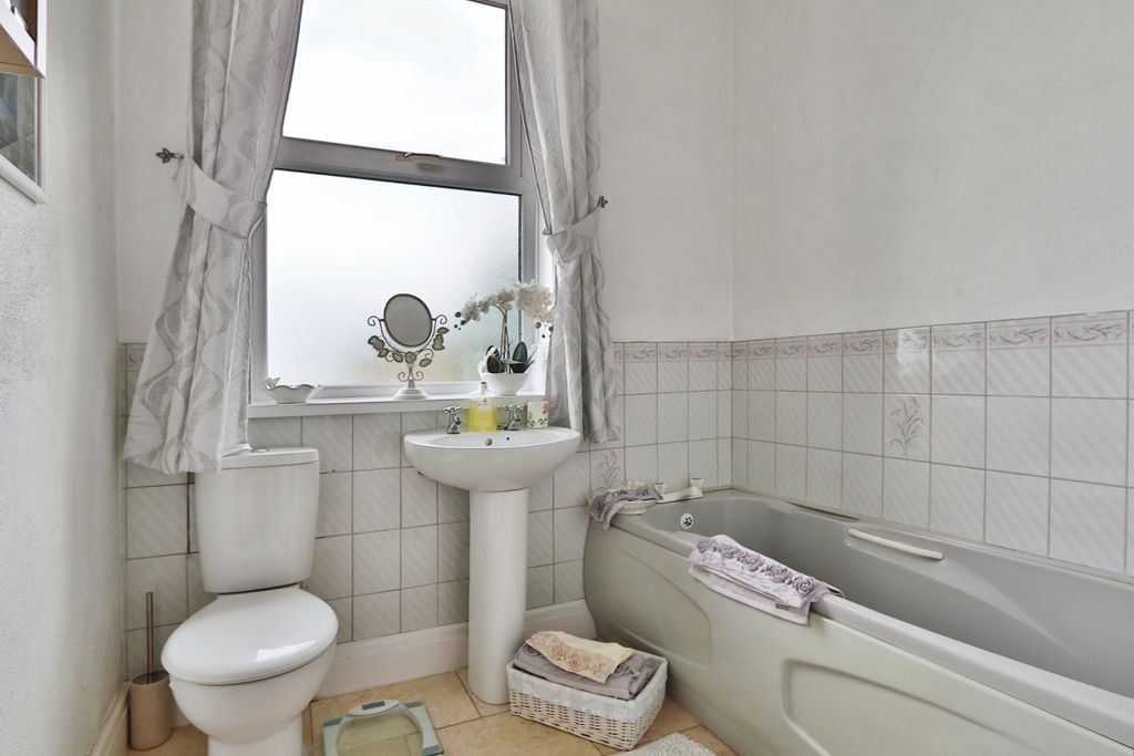 Additional image 15 of 4 bed detached house for saleGanstead Lane, Ganstead, Bilton, Hull HU11