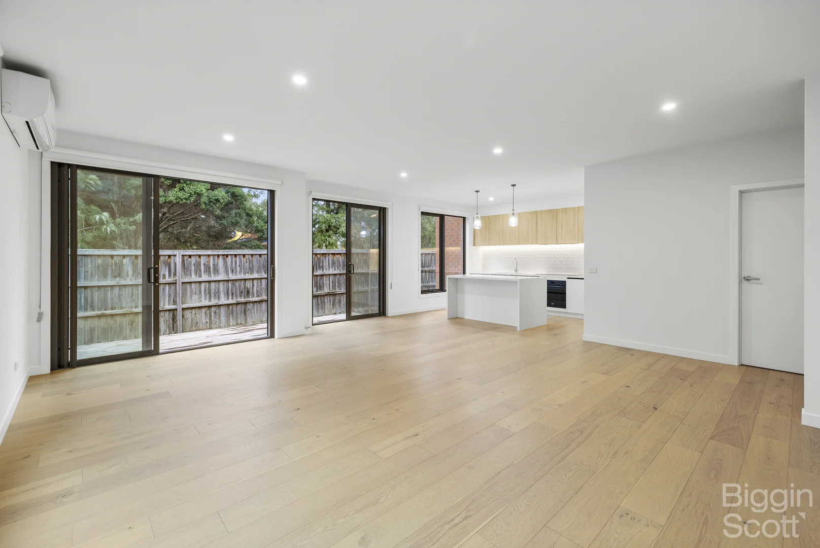 2/5 Carcoola Court, Ormond VIC 3204 photo 3