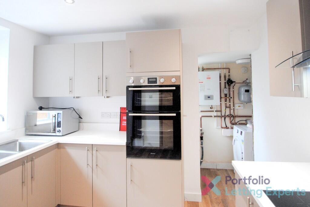 Students, Bills Included! Your Perfect Modern 6 Bedroom Home with Spacious Rooms on Northcote Road! photo 5
