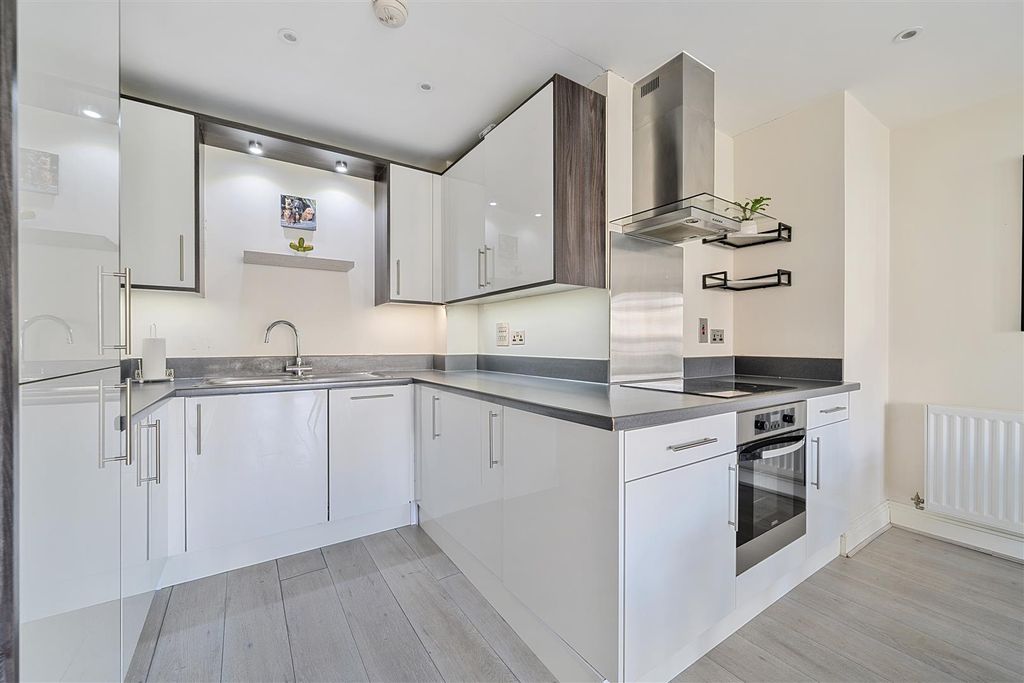 Additional image 4 of 2 bed flat for saleKestrel Court, Heron Way, Maidenhead SL6