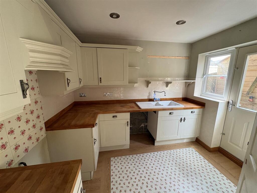 Petrel Close, Clayton Heights, Bradford photo 3