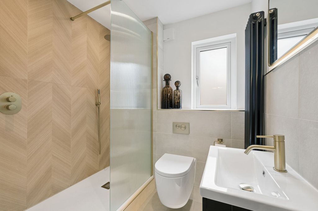 2 bed flat for saleDeer Path, Harthill ML7 photo 4
