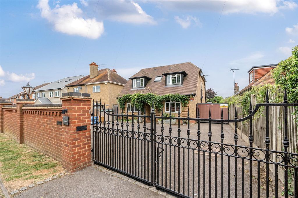 4 bed detached house for saleStroud Farm Road, Holyport, Maidenhead SL6
