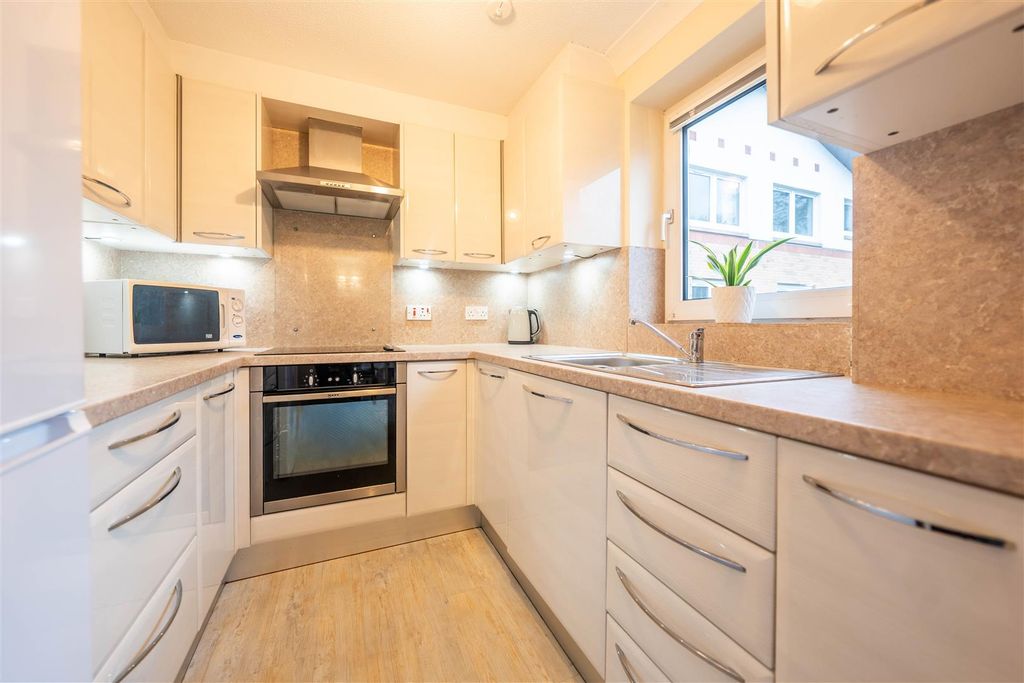 2 bed flat for saleWindsor Terrace, Perth PH2 photo 5