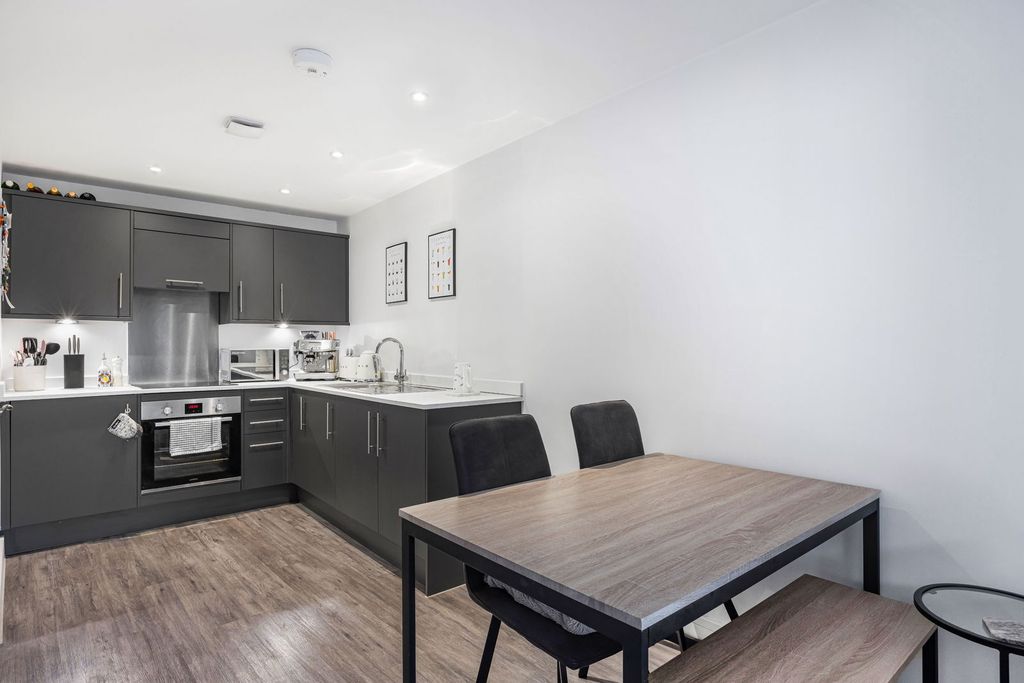 Additional image 7 of 2 bed flat for saleGloucester Place, Cheltenham, Gloucestershire GL52