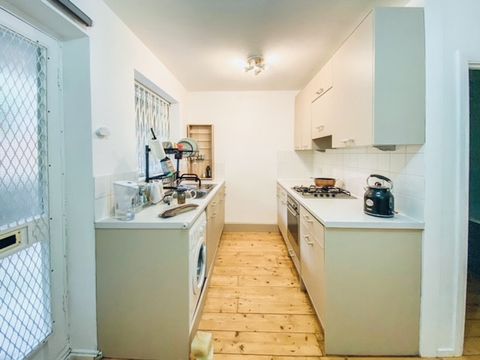 St. Andrews Square, London W11, Studio to rent