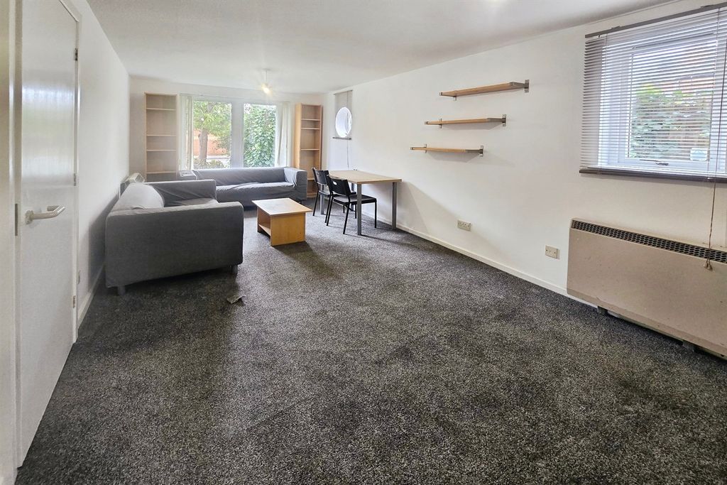 2 bed flat for saleTonnelier Road, Dunkirk NG7 photo 2