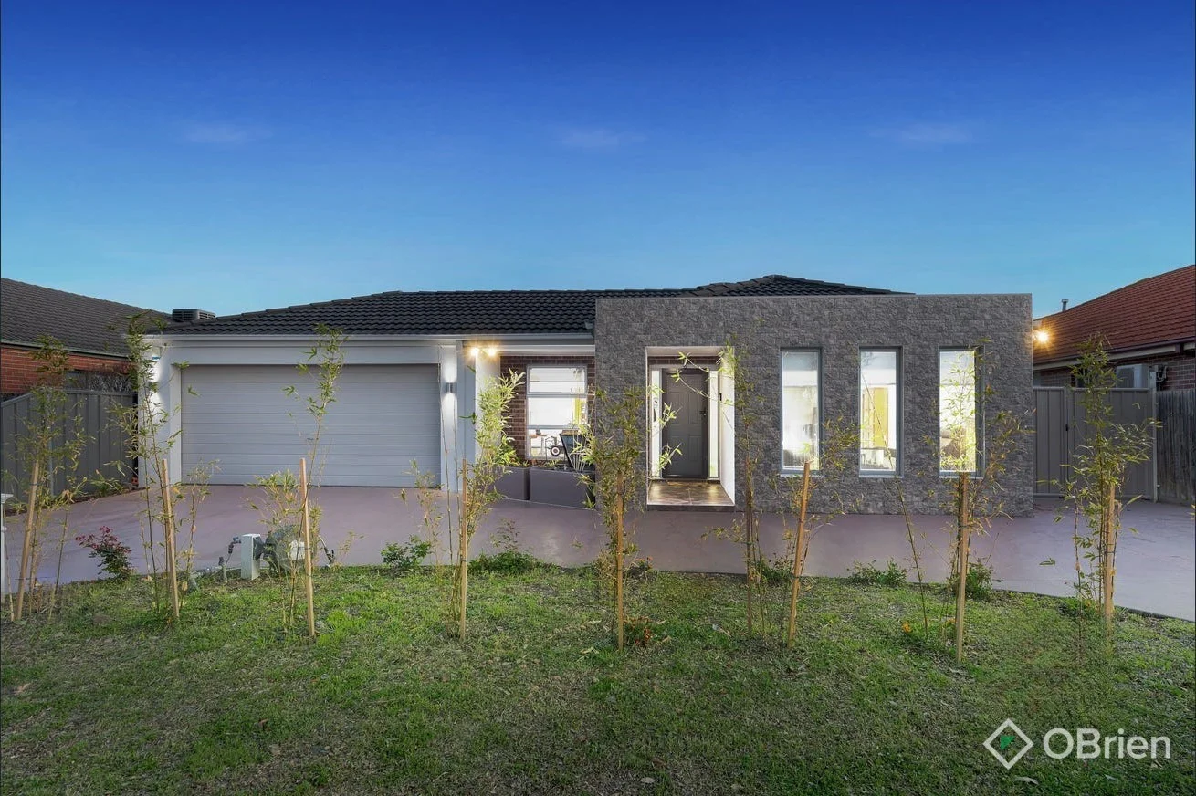 18 Southbank Walk, Taylors Hill VIC 3037