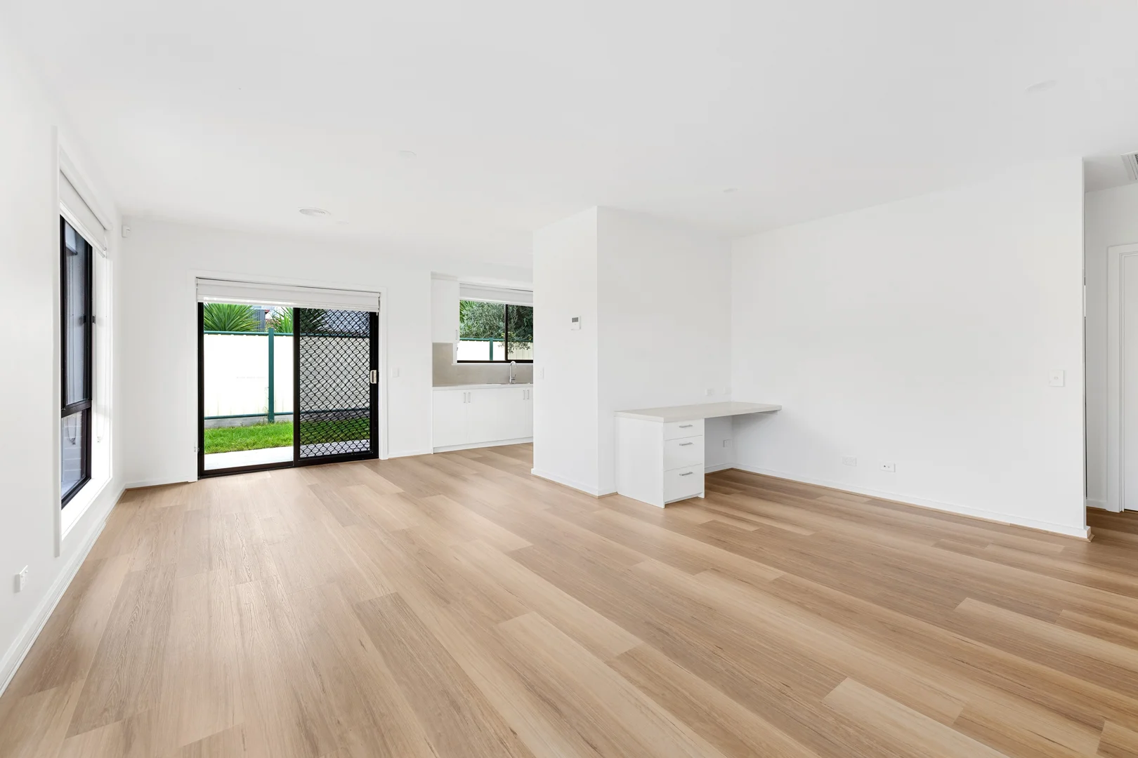 2/130 Wright Street, Sunshine VIC 3020 photo 2