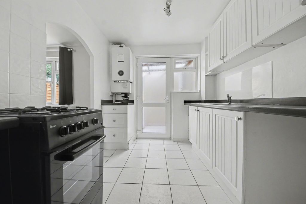 3 bed terraced house for saleMontgomery Road, Bitterne SO18 photo 3