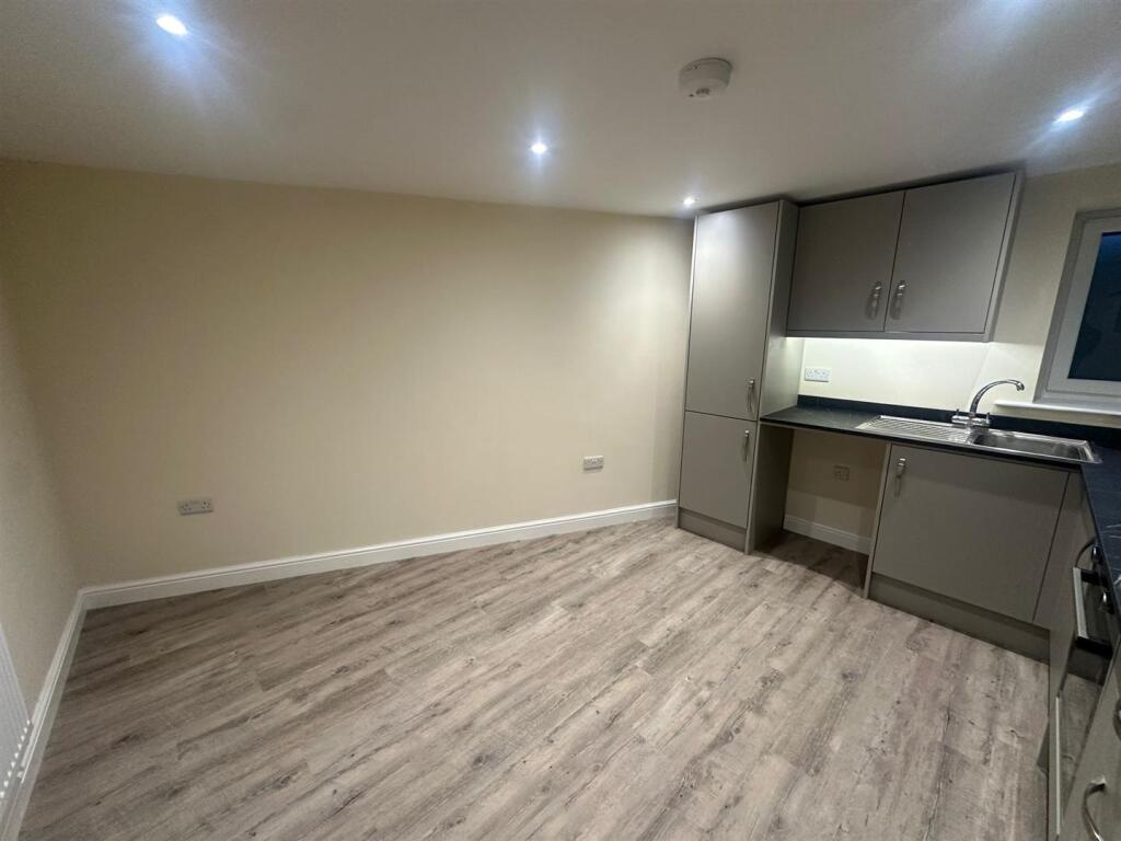 Oakworth Road, Keighley photo 5