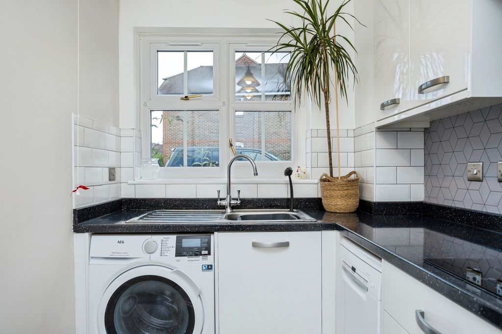 Additional image 15 of 2 bed flat for saleRose Hill, Billingshurst, West Sussex RH14