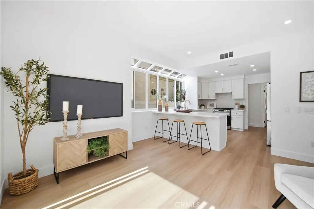 Additional image 30 of 32 Comiso, Irvine, CA 92614
