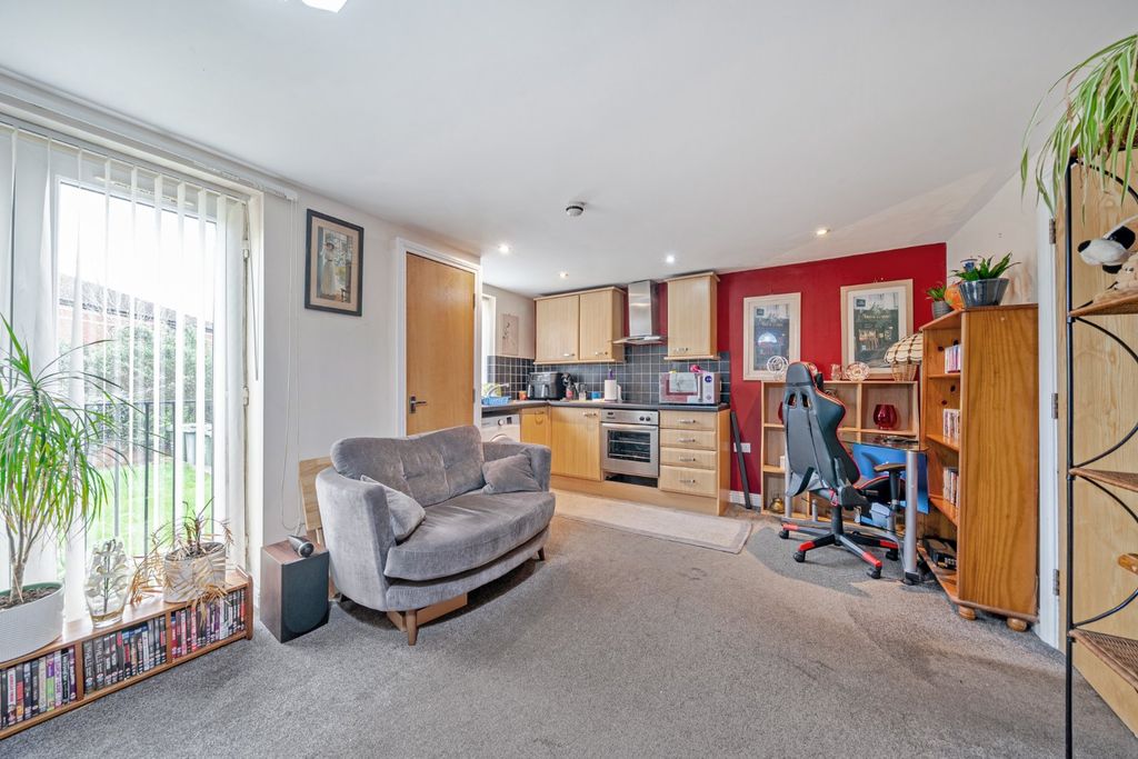 Additional image 6 of 6 bed flat for saleWortley Road, Leeds, West Yorkshire LS12