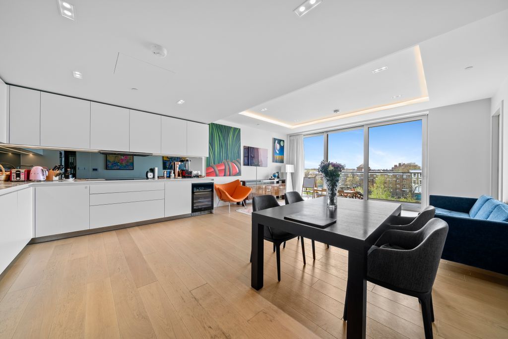 3 bed flat for saleLillie Square, West Brompton SW6 photo 4