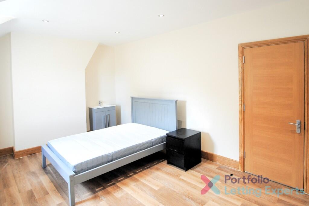 Students, Bills Included! Your Perfect Modern 6 Bedroom Home with Spacious Rooms on Northcote Road! photo 2