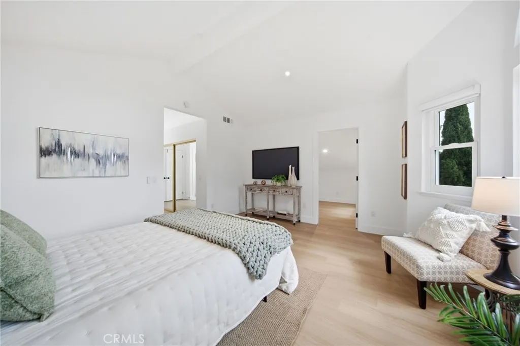 Additional image 16 of 32 Comiso, Irvine, CA 92614