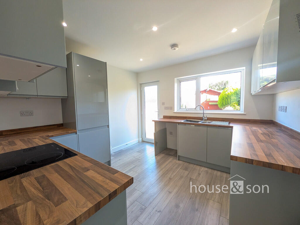 East Howe Lane, Bournemouth photo 3