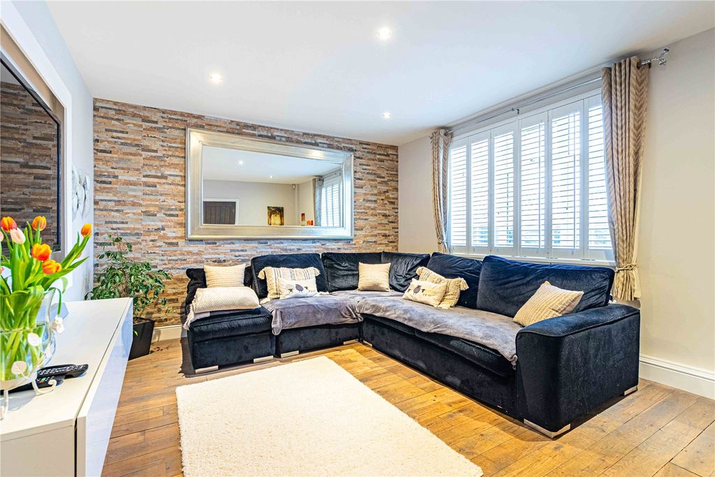 Additional image 6 of 3 bed semi-detached house for saleStanborough Avenue, Borehamwood, Hertfordshire WD6