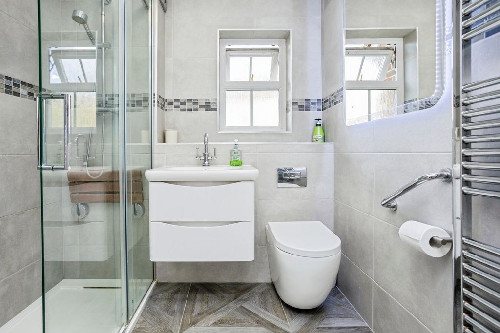 Additional image 8 of 2 bed flat for saleRose Hill, Billingshurst, West Sussex RH14