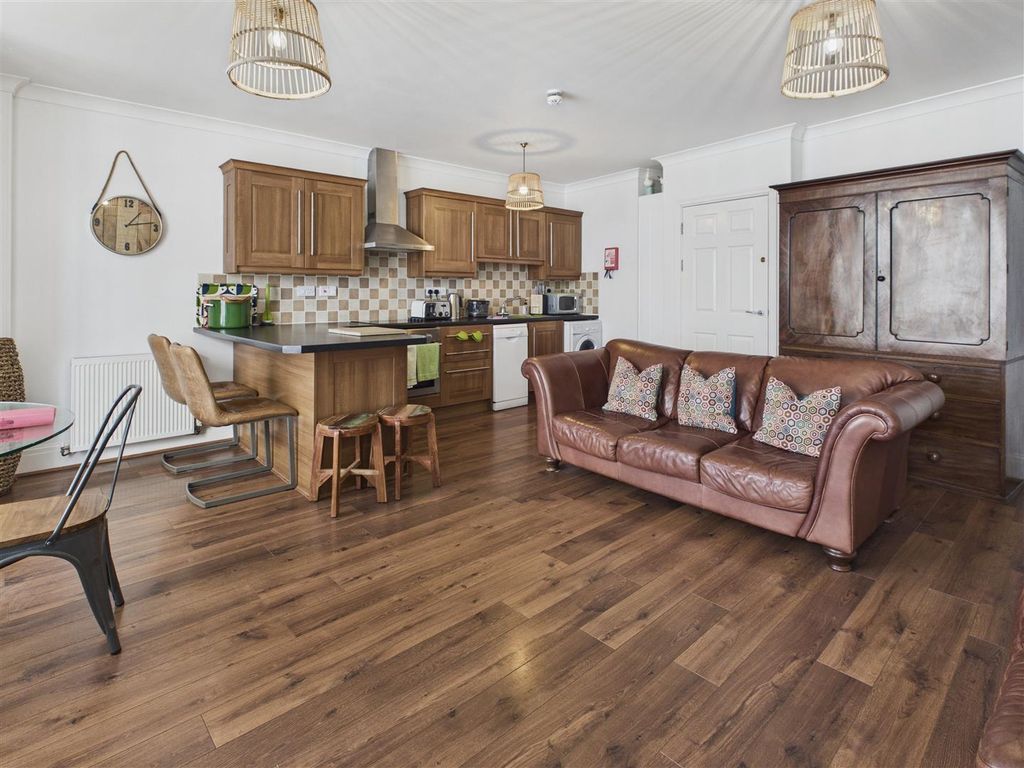 Additional image 5 of 3 bed flat for saleYork House, Tudor Square, Tenby SA70