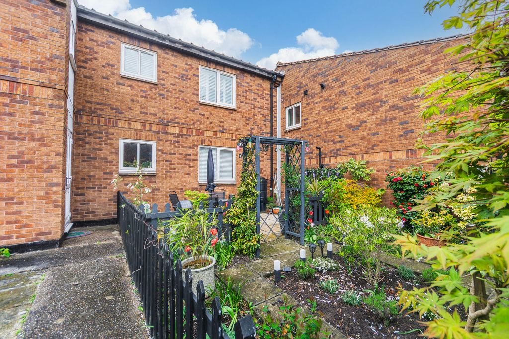 2 bed maisonette for saleLongstone Way, Mansfield, Nottinghamshire NG19