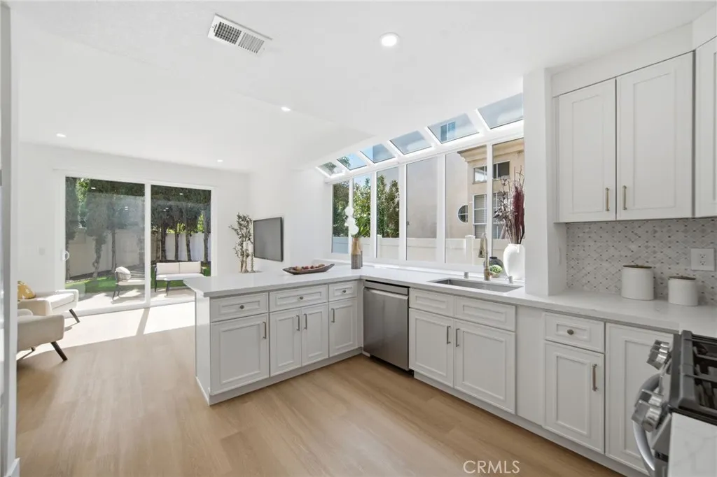Additional image 32 of 32 Comiso, Irvine, CA 92614