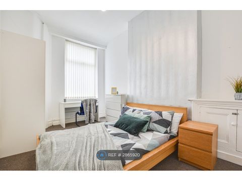Longford Place, Manchester M14