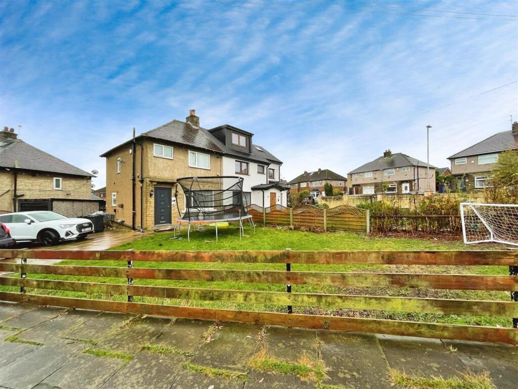 Langdale Avenue Bradford, BD8 0LT