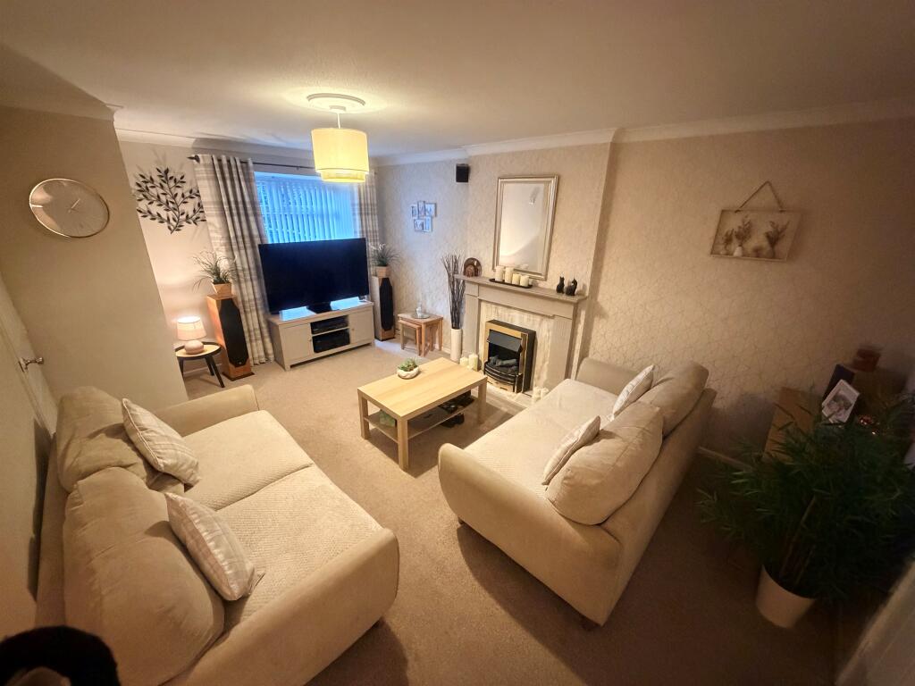 Ullswater Drive, Bradford photo 4