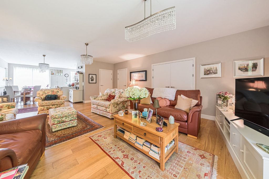 Additional image 16 of 3 bed flat for saleCliveden Gages, Taplow, Buckinghamshire SL6