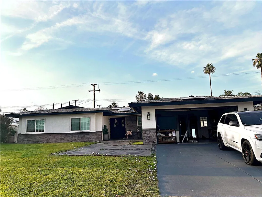 26150 Orchid Dr, Highland, CA 92346