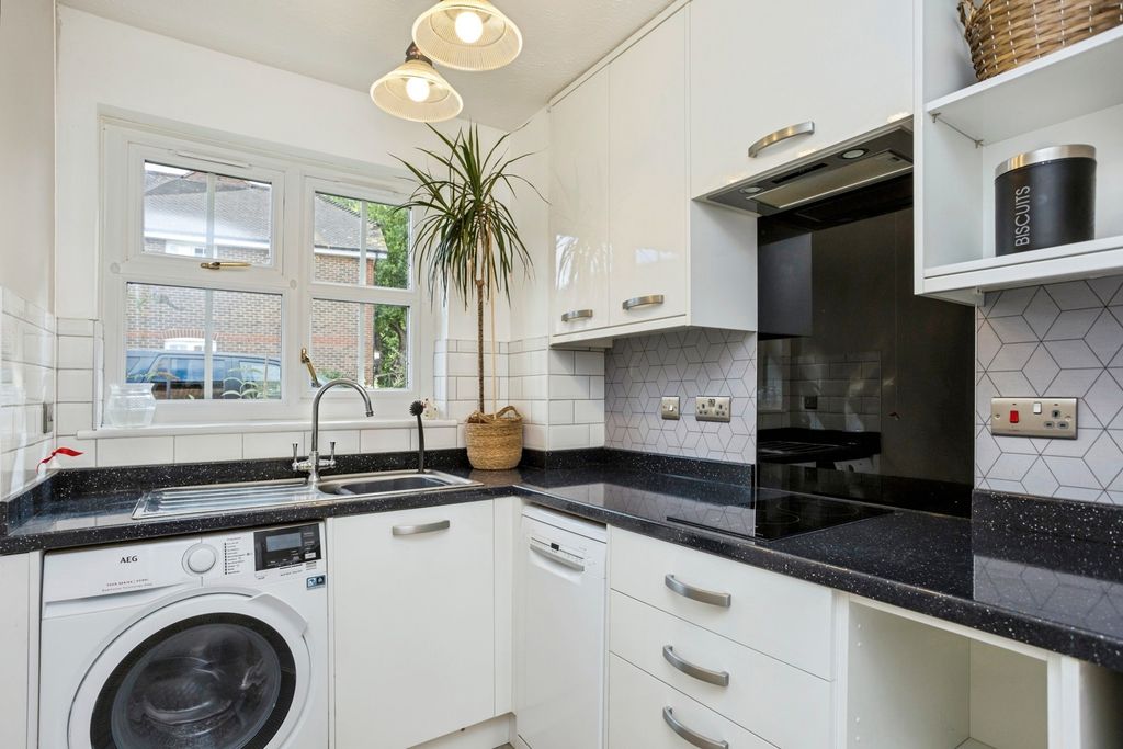 Additional image 4 of 2 bed flat for saleRose Hill, Billingshurst, West Sussex RH14