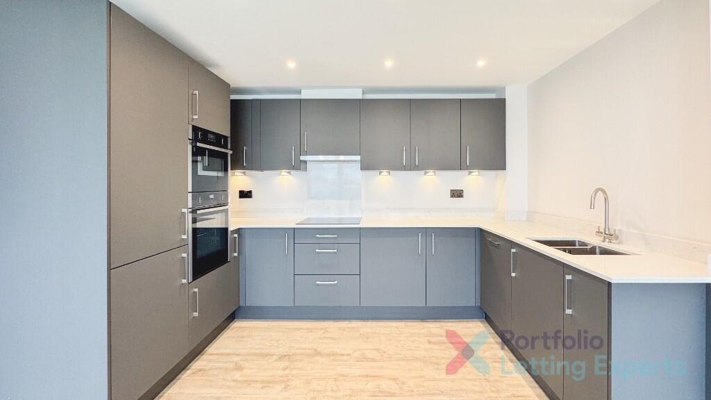 Luxury 3 Bed Penthouse | Brand New Building | Parking, Balcony & High-Spec Finishes - The Avebury