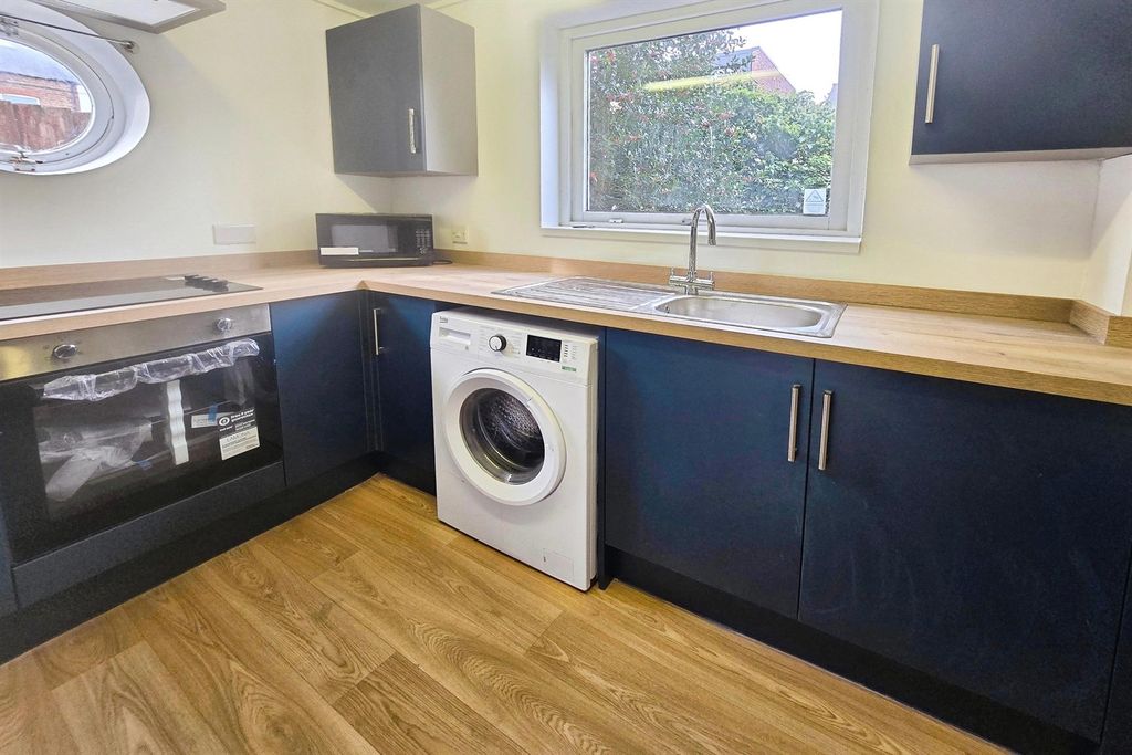 2 bed flat for saleTonnelier Road, Dunkirk NG7 photo 4