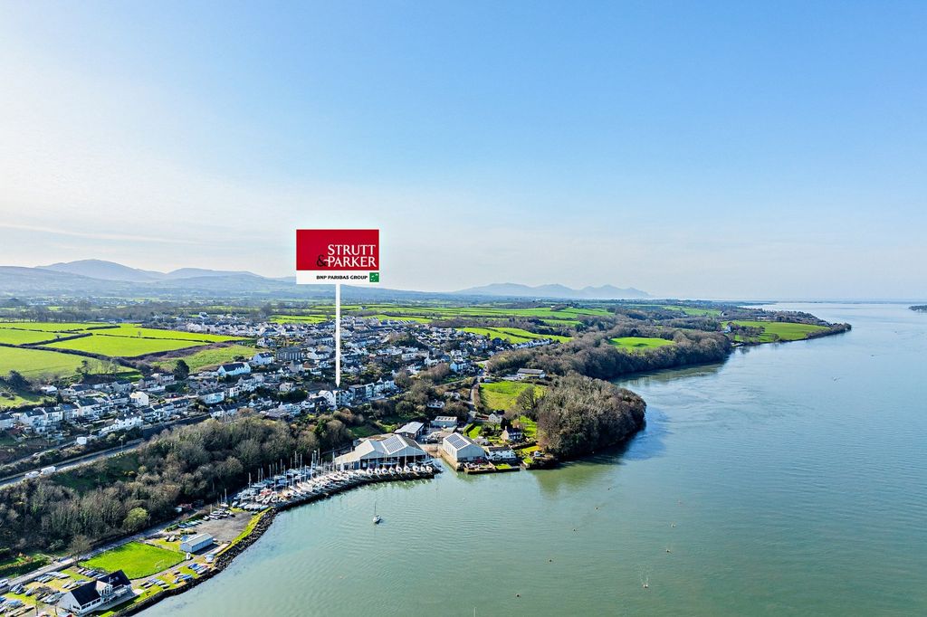 3 bed flat for saleCaernarfon Road, Y Felinheli, Gwynedd LL56