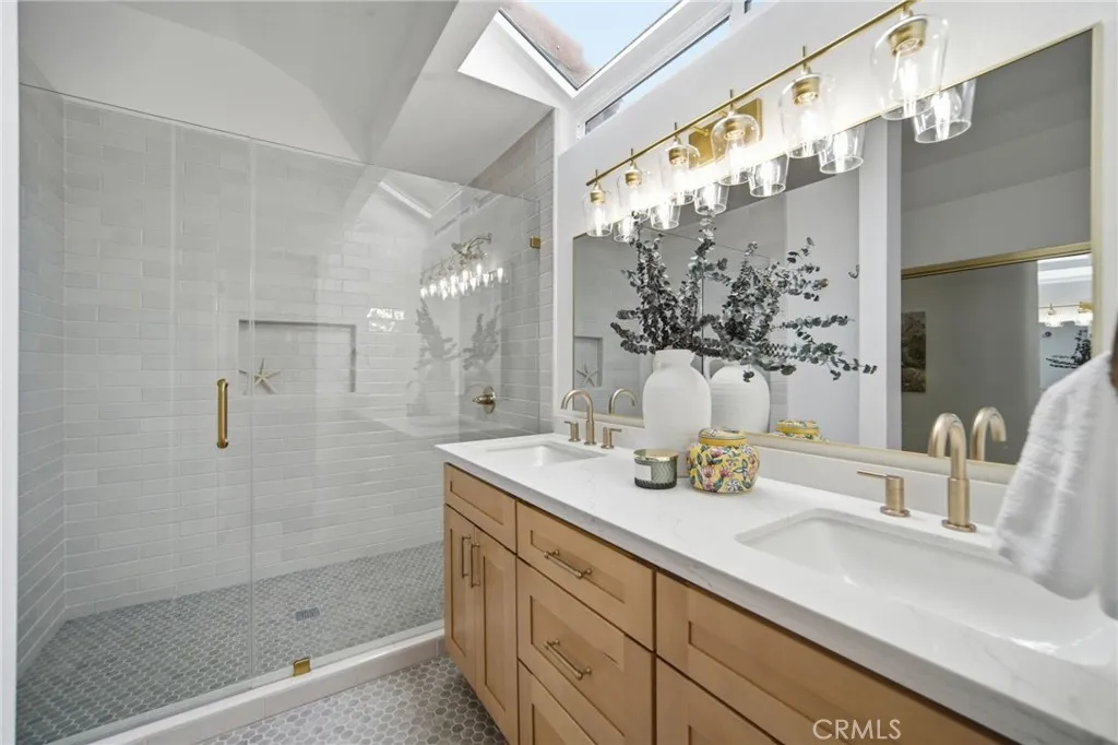 Additional image 40 of 32 Comiso, Irvine, CA 92614