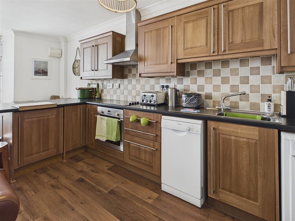 Additional image 16 of 3 bed flat for saleYork House, Tudor Square, Tenby SA70