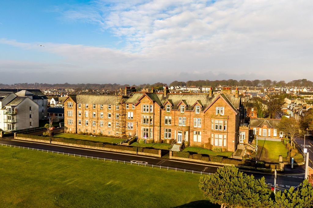 Additional image 2 of 4 bed flat for saleFlat 4 Bruce Court, Links Parade, Carnoustie DD7