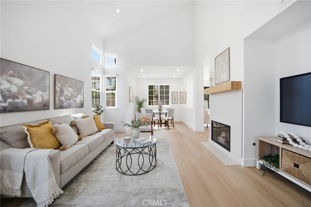 Additional image 25 of 32 Comiso, Irvine, CA 92614