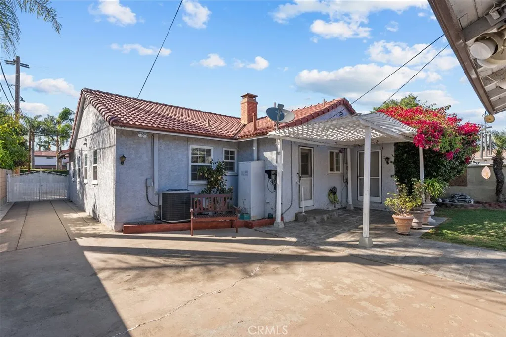 11648 Rives Ave, Downey, CA 90241