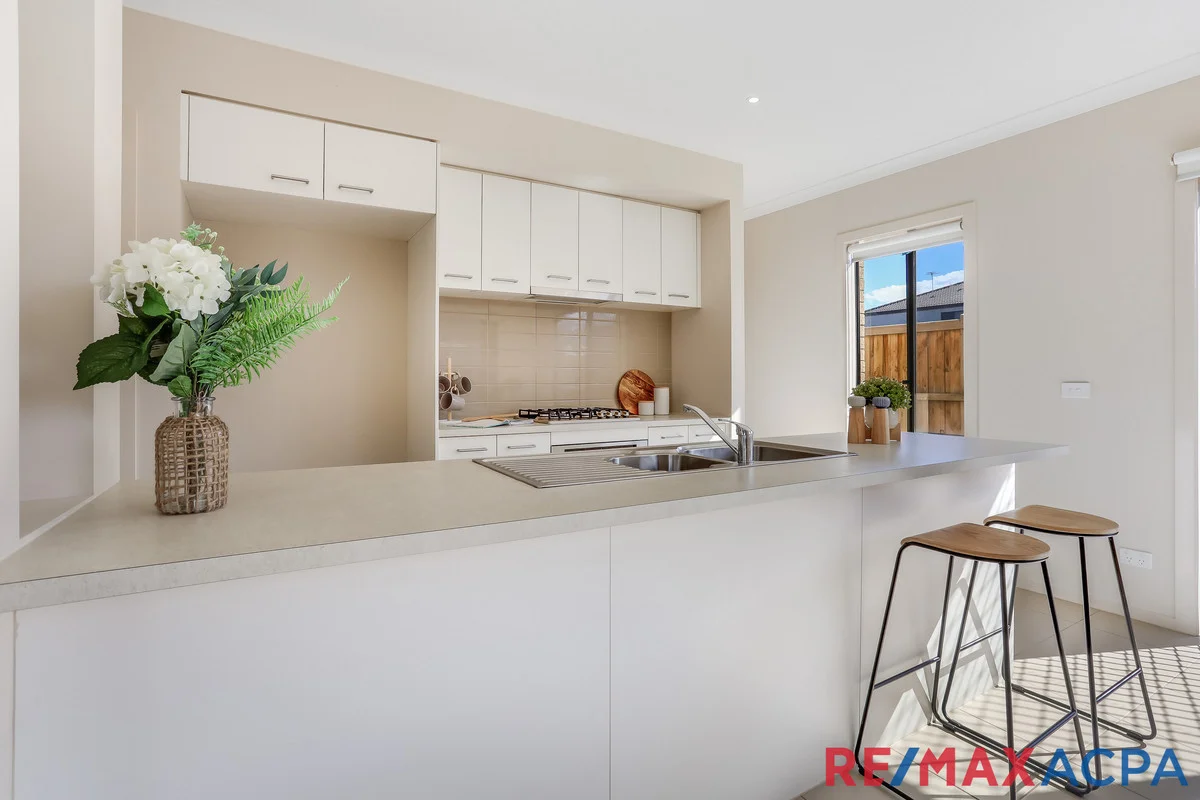 43 Raglan Circuit, Point Cook VIC 3030 photo 2