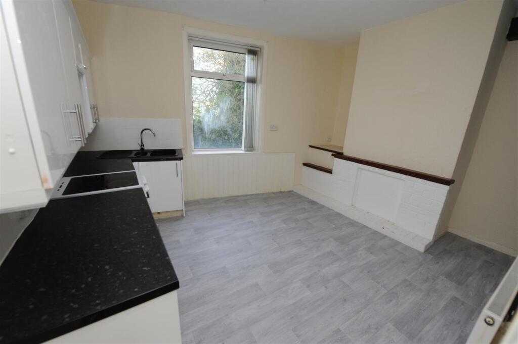 Eldon Place, Cutler Heights, Bradford photo 5