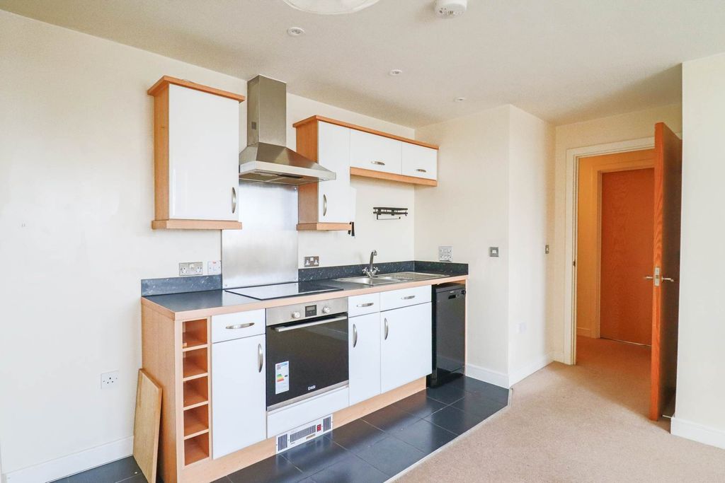 1 bed flat for saleKnightstone Causeway, Weston-Super-Mare BS23 photo 5