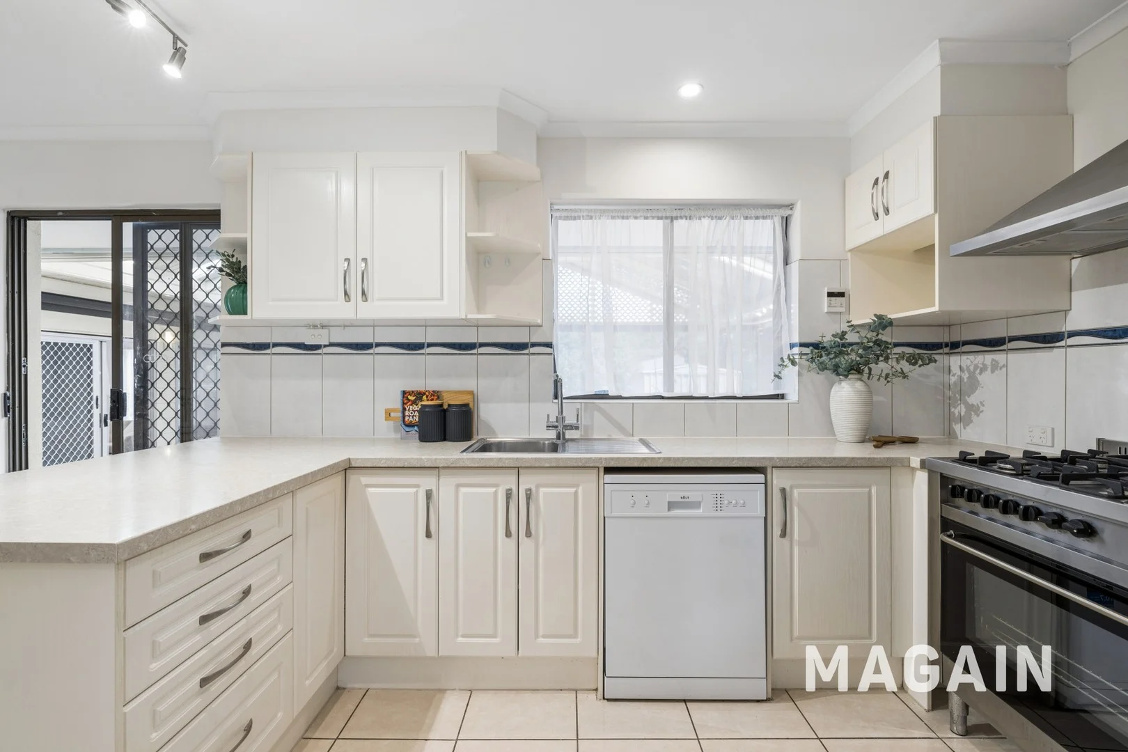 15 Roundaway Cres, O'Halloran Hill SA 5158